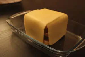 Francesinha mit Käse bedecken
