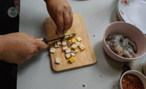 Tofu für das Pad Thai würfeln