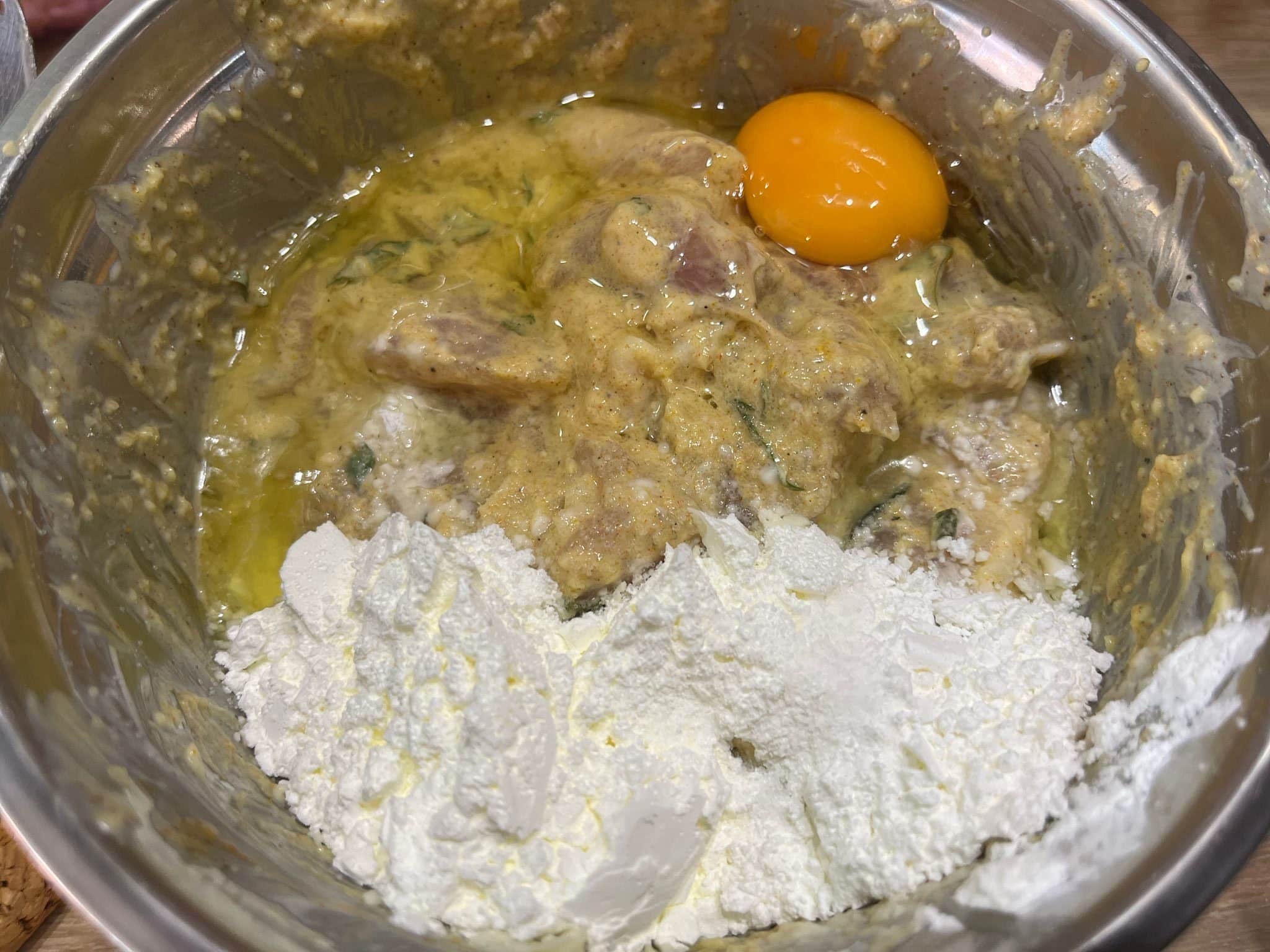 Mariniertes Hähnchen mit Ei, Maisstärke und Reismehl vermischt Mariniertes Hähnchen mit Ei, Maisstärke und Reismehl vermischt