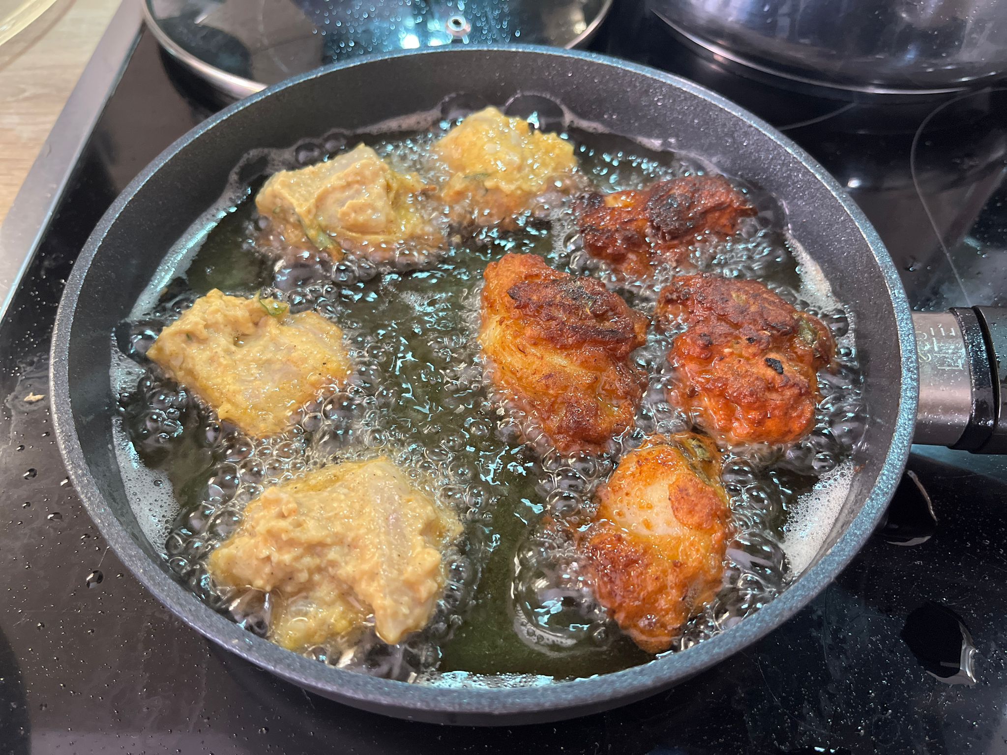 Chicken 65 aus Hähnchen und Tofu gemeinsam goldbraun frittiert Chicken 65 aus Hähnchen und Tofu gemeinsam goldbraun frittiert
