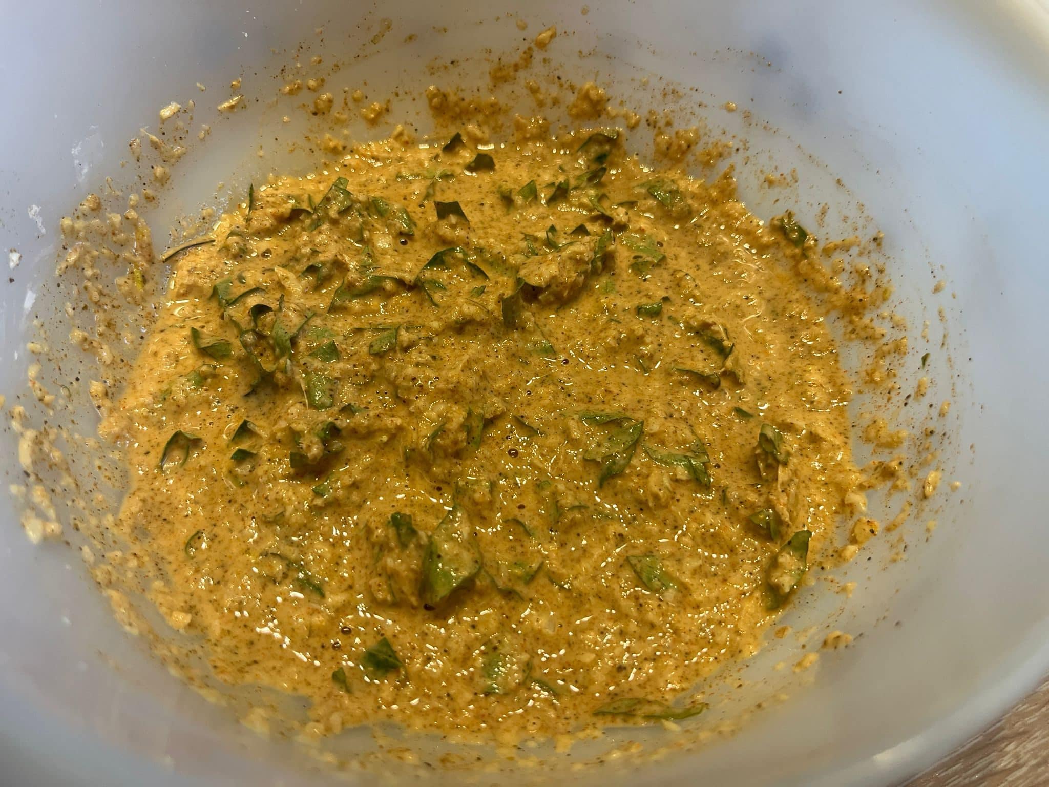 Fertig verrührte Chicken-65-Marinade mit Curryblättern Fertig verrührte Chicken-65-Marinade mit Curryblättern