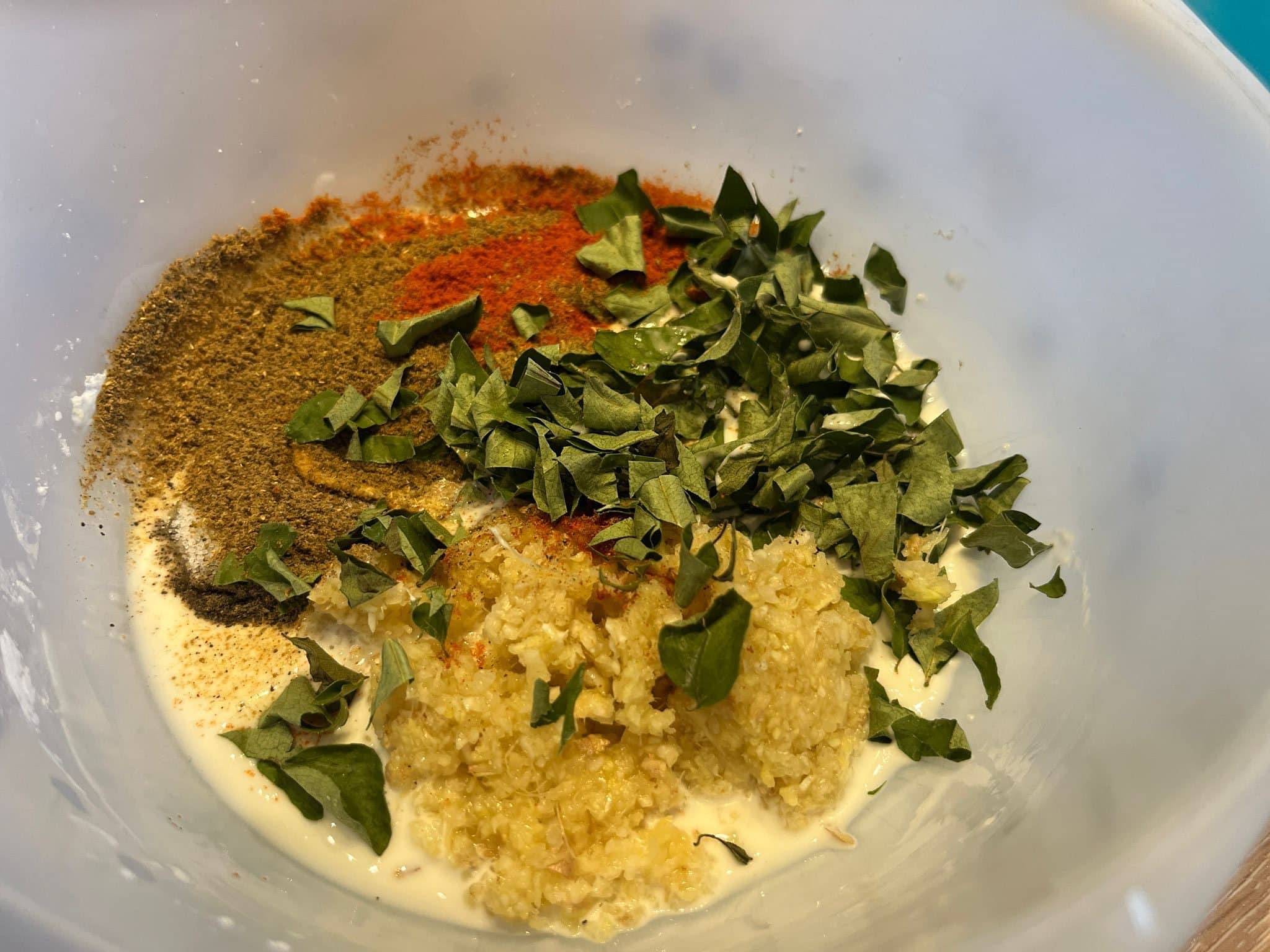 Joghurt-Marinade mit Gewürzen, Curryblättern und Ginger-Garlic-Paste für Chicken 65 Joghurt-Marinade mit Gewürzen, Curryblättern und Ginger-Garlic-Paste für Chicken 65