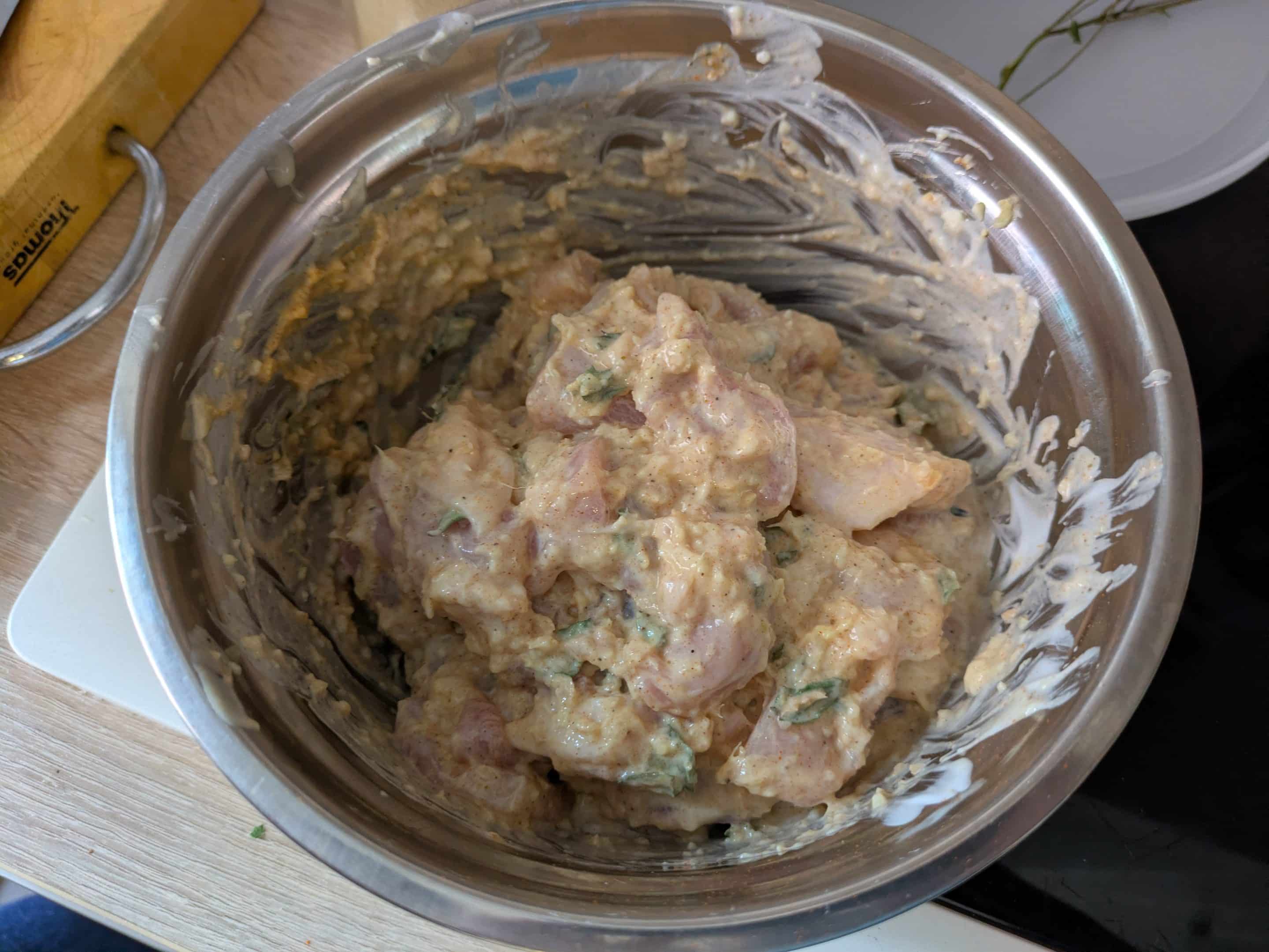 Fertig mariniertes Chicken-65-Hähnchen bereit zum Frittieren Fertig mariniertes Chicken-65-Hähnchen bereit zum Frittieren