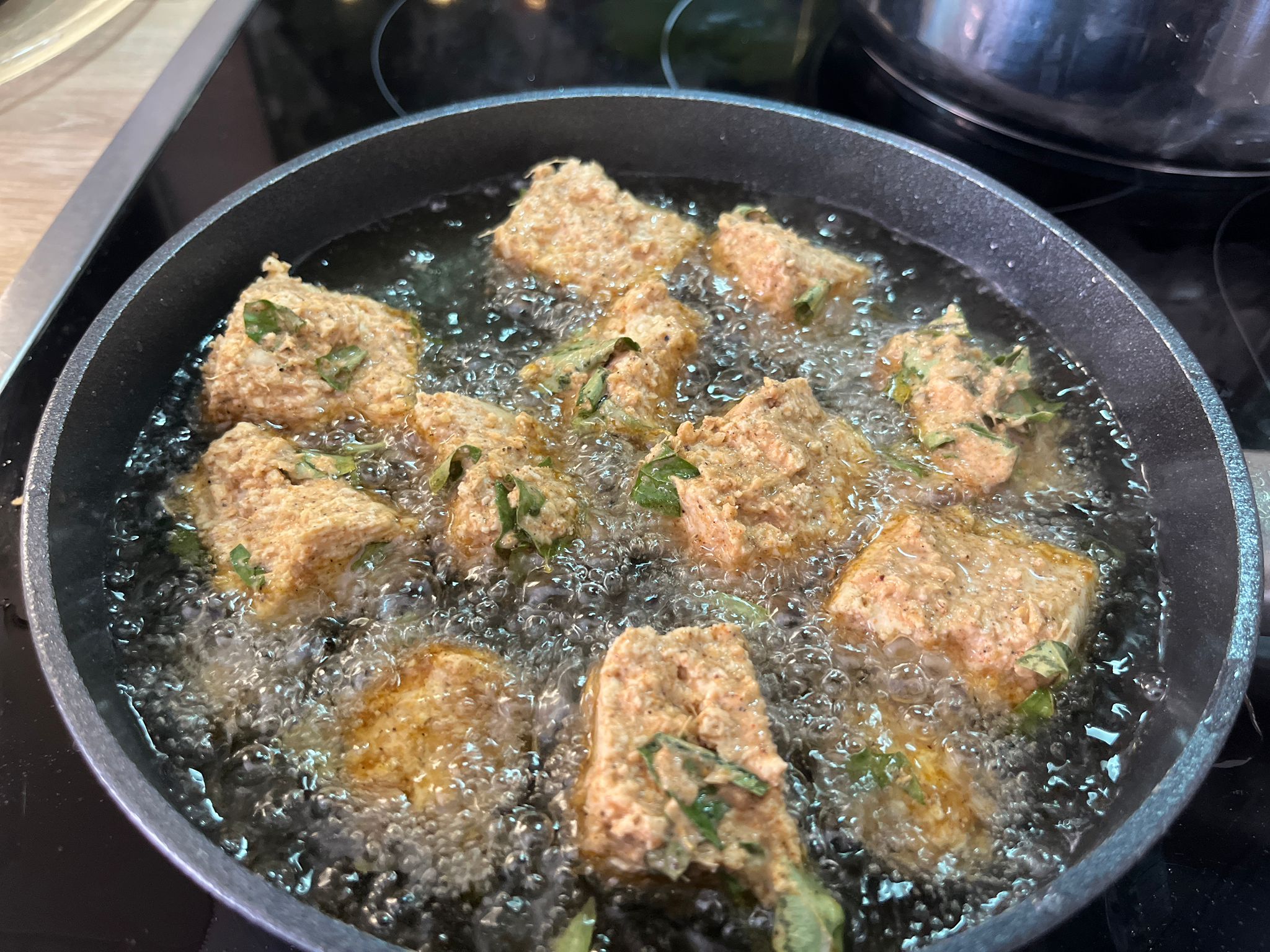 Tofu-Stücke für die Chicken-65-Variante goldbraun anbraten Tofu-Stücke für die Chicken-65-Variante goldbraun anbraten