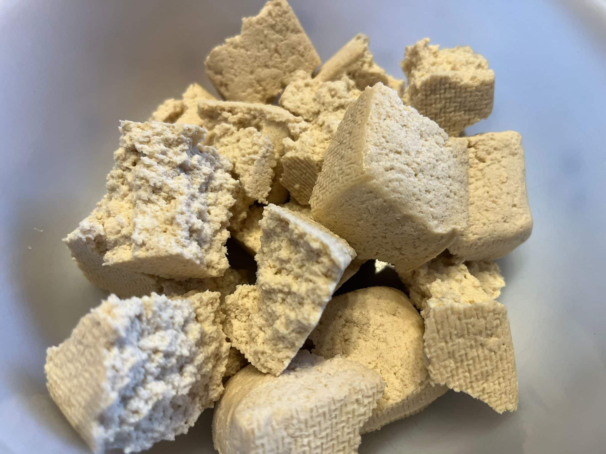 Fester Tofu von Hand in Stücke gebrochen für die Chicken-65-Tofu-Variante Fester Tofu von Hand in Stücke gebrochen für die Chicken-65-Tofu-Variante