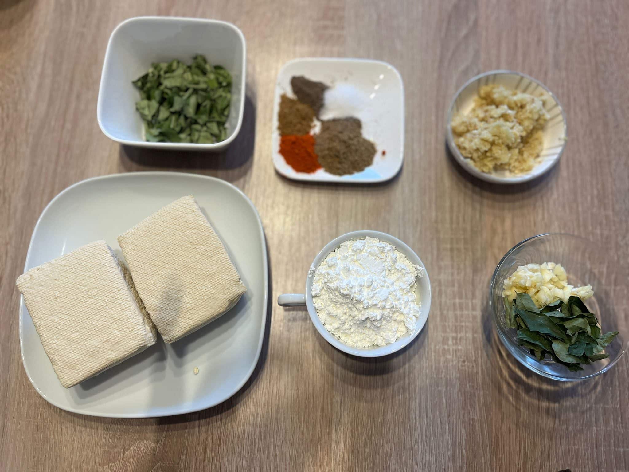 Zutaten für Chicken 65 und die vegane Tofu-Variante Zutaten für Chicken 65 und die vegane Tofu-Variante